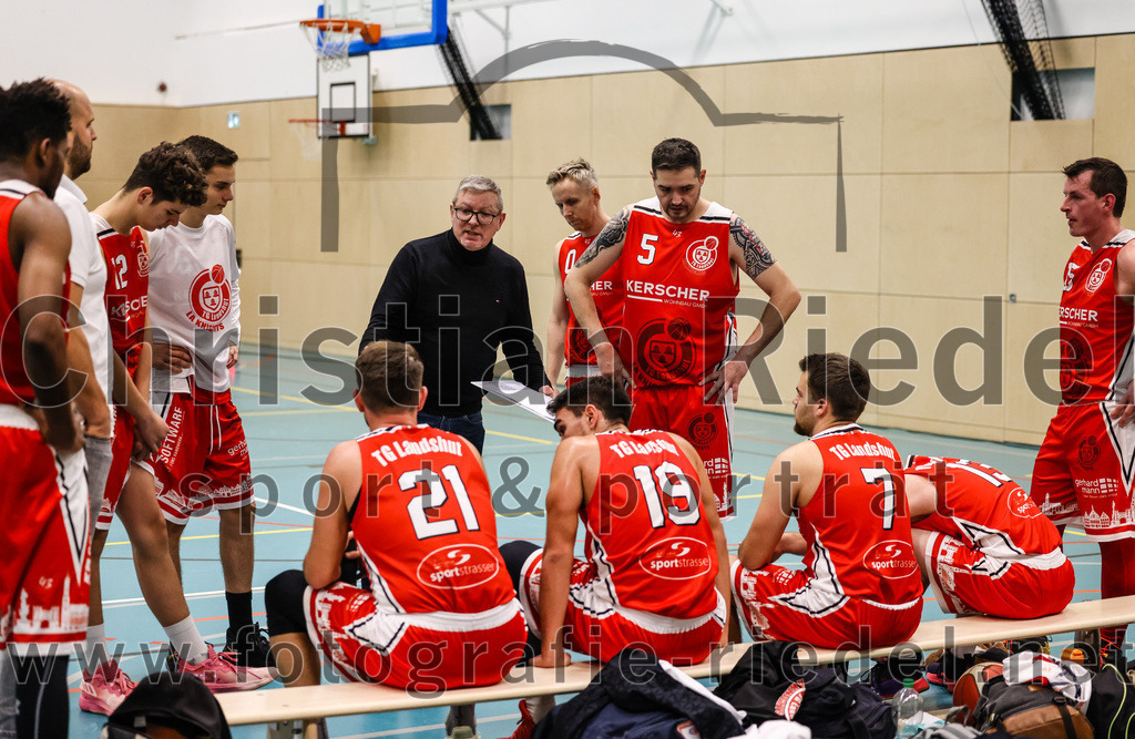 2022-12-03_067_TSV_Vaterstetten_gegen_TG_Landshut | Vaterstetten, Deutschland, 03.12.2022:
Basketball, Bayernliga Herren Südost 2022 / 2023, 7. Spieltag, TSV Vaterstetten gegen TG Landshut, Endergebnis: 71:78

 (TG Landshut, #12),  (TG Landshut, #21),  (TG Landshut, #19), Christoph Hüttenkofer (TG Landshut, #0), Paul Ruja (TG Landshut, #5), Stefan Englberger (TG Landshut, #7),  (TG Landshut, #13), Florian Meingast (TG Landshut, #15)

Foto: Christian Riedel / fotografie-riedel.net
