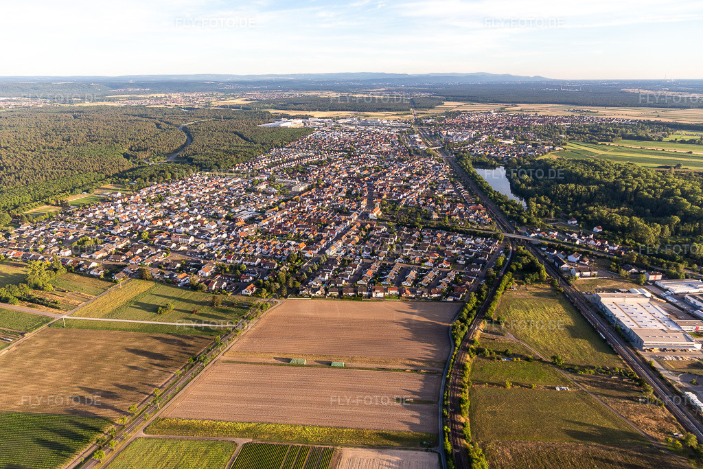 Luftbild: Neudorf im Ortsteil Neudorf in Graben-Neudorf im Bundesland Baden-Württemberg in Deutschland. Foto: IMG_133509.jpg vom 12.07.2022 durch Werner Riehm/FLY-FOTO.deGemeinde Graben-Neudorf