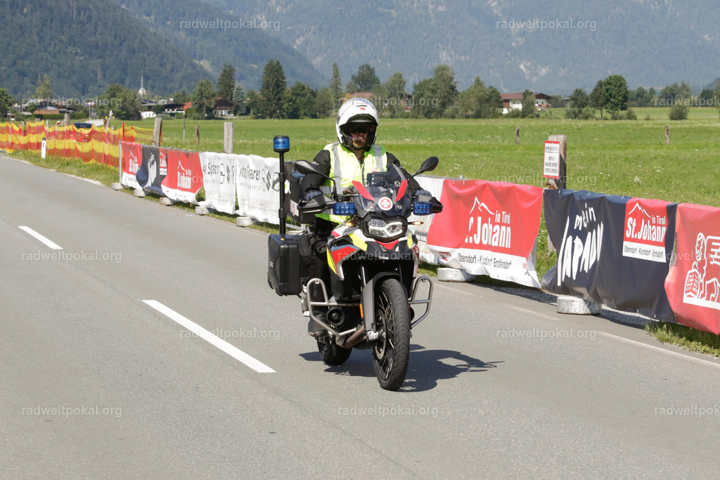 1175_20230817_Bewerb_Maenner_Muehlanger | AUT - OESTERREICH, 2023-08-16: SPORT RENNRAD-FAHREN - 55. INTERNATIONALER RADWELTPOKAL IN ST. JOHANN IN TIROL  - Vintage-Radrennen mit WM-Bronze-Medaillen-Siegerin Christina Schweinberger, den Teilnehmer und Alexander Baumann (vom Orginastions-Team) - TAG 2 BEWERB MAENNER IN SECHS GRUPPEN  ; Foto: Roland Muehlanger