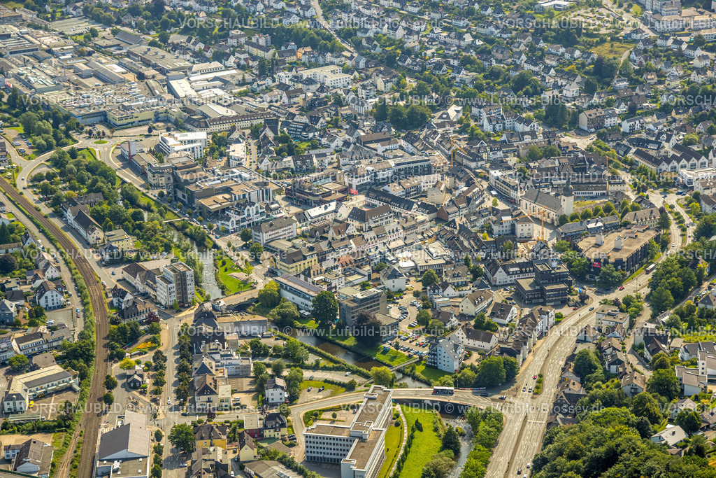 Meschede250807257 | Luftbild, City Innenstadtansicht mit Stiftsplatz und St. Walburga katholische Kirche, Parkhaus Stiftsplatz mit Parkdeck, Meschede-Stadt, Meschede, Sauerland, Nordrhein-Westfalen, Deutschland