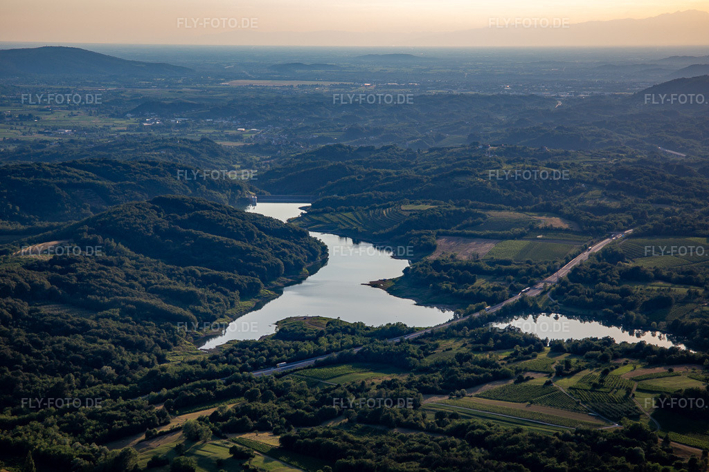 Luftbild: Stausee Vogrscek unter der Autobahnbrücke im Ortsteil Osek in Ajdovščina im Bundesland Slowenien in Slowenien. Foto: IMG_137523.jpg vom 14.07.2023 durch Werner Riehm/FLY-FOTO.de
