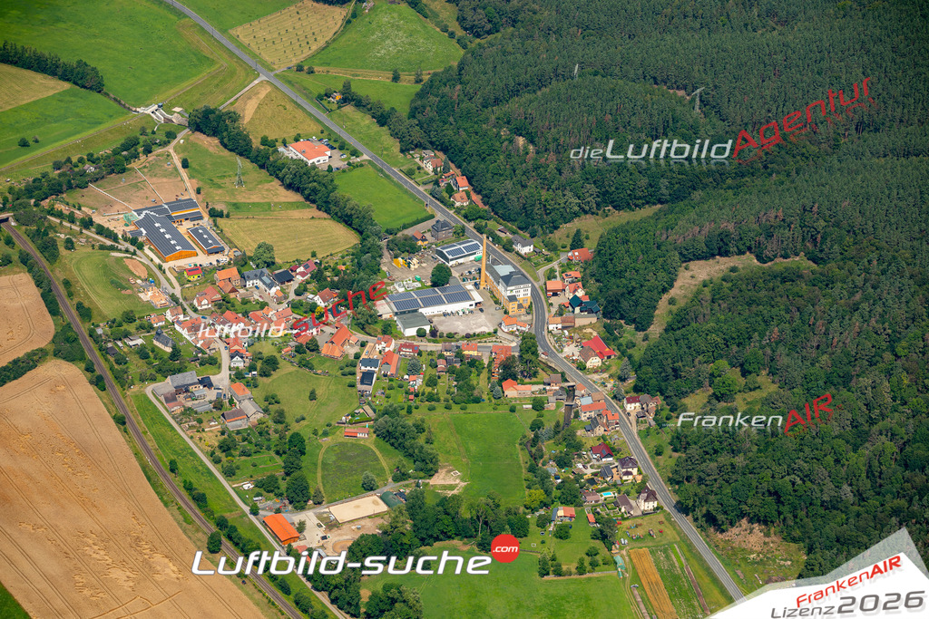 Das Luftbild zeigt : Watzdorf Bad Blankenburg - Die Luftaufnahme wurde 2024 vom UL-Flugzeug aus erstellt ( keine Drohne ) - Hochauflösende Luftaufnahme - Für grossformatige Ausdrucke geeignet. Die Geschenkidee !Mit Lizenz und Bildrechte bestellbar