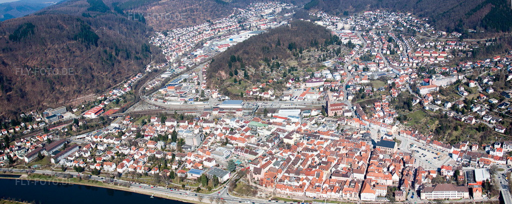 Luftbild: Panorama Perspektive des Uferbereich des Neckar - Flußverlaufes in Eberbach im Bundesland Baden-Württemberg in Deutschland. Foto: IMG_38085-Bearbeitet.jpg vom 12.03.2011 durch Werner Riehm/FLY-FOTO.deAuflösung des Originals: 8035 x 3204 px