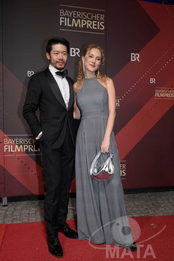 _DWI4916 | Yung Ngo und Pauline Angert bei der Verleihung des 47. Bayerischen Filmpreises 2026  im Prinzregententheater. München, Deutschland. Der Bayerische Filmpreis wird seit 1979 von der Bayerischen Staatsregierung verliehen, um die Bedeutung des Kinofilms als Kulturgut herauszustellen - Realisiert mit Pictrs.com