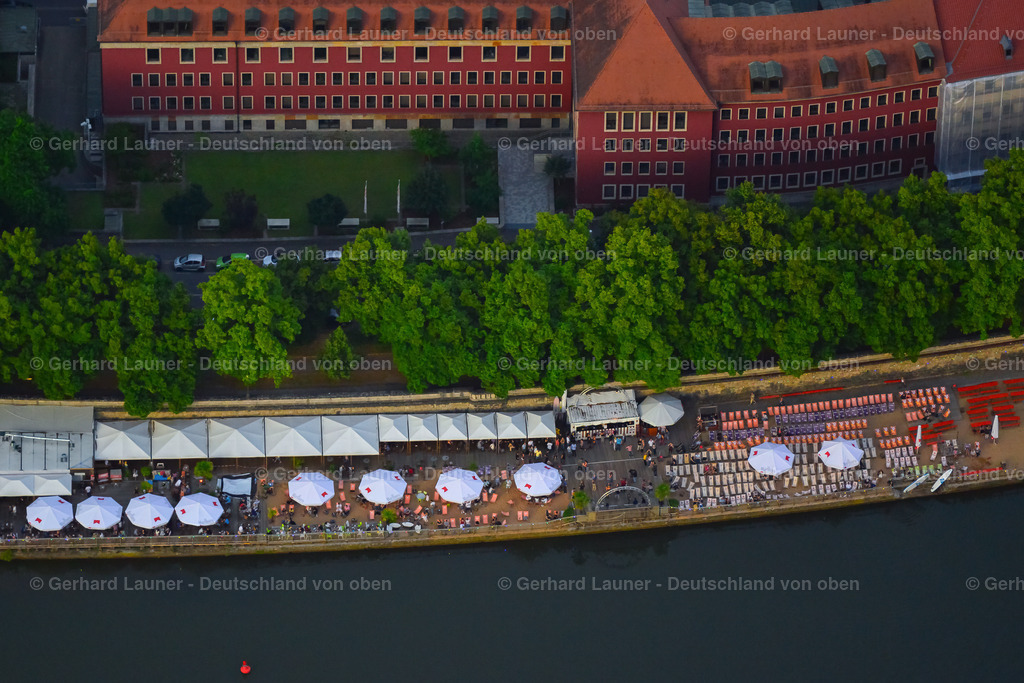 3620282 | Stadtstrand Würzburg, Strandbadlokal und Bar mit internationaler Küche, Liegestühlen, Tagesangeboten und Open-Air-Veranstaltungen.
