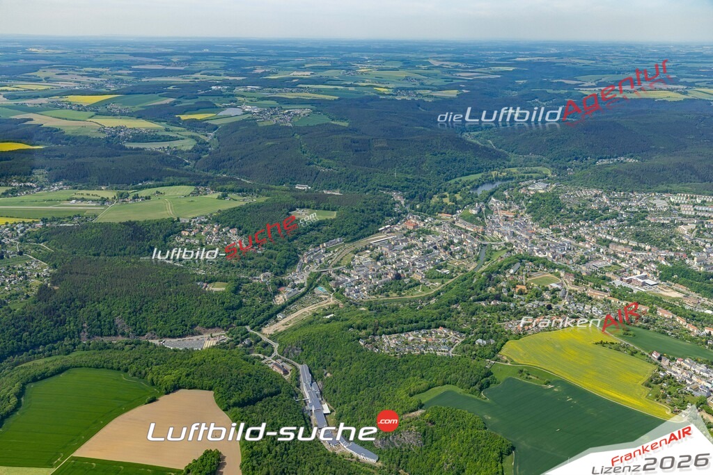 Das Luftbild der Stadt Greiz wurde 2022 vom Flugzeug heraus erstellt (keine Drohnen-Aufnahmen) Aufnahmehöhe ca.450 Meter- hohe Bildauflösung und Druck-Qualität. Garantiert!