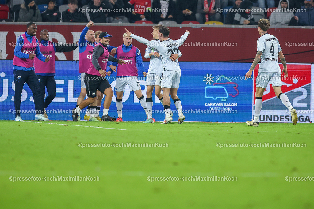 Due09112401051 | 09.11.2024, Fußball, Fortuna Düsseldorf - SC Paderborn 07, 2. Bundesliga, Merkur Spiel-Arena, Saison 2024 2025: Torjubel nach dem 1:0 für Paderborn nach EIgentor von Torwart Florian Kastenmeier (Fortuna Düsseldorf #33)DFB regulations prohibit any use of photographs as image sequences and or quasi-video.