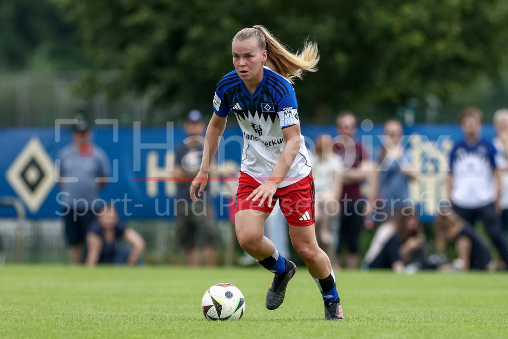 Fussball, Testspiel Frauen, Hamburger SV - Holstein Kiel | Svea Stoldt (Hamburger SV, 8) am Ball, Freisteller, Einzelbild, Ganzkörper, Aktion, Action, Spielszene