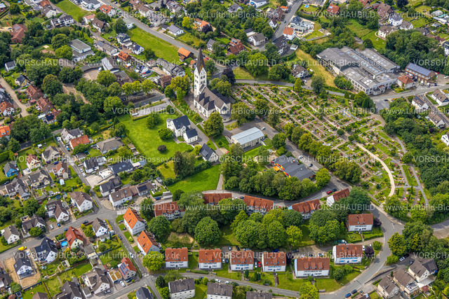Wickede240711533 | Luftbild, kath. Pfarrkirche Sankt Antonius v. Padua und kath. Friedhof Wickede Gräberfeld, kath. Kindergarten Kita St. Josef, Wohngebiet Lindenweg Häuser mit roten Dächern und grünen Bäumen, Wickede, Soester Börde, Nordrhein-Westfalen, Deutschland