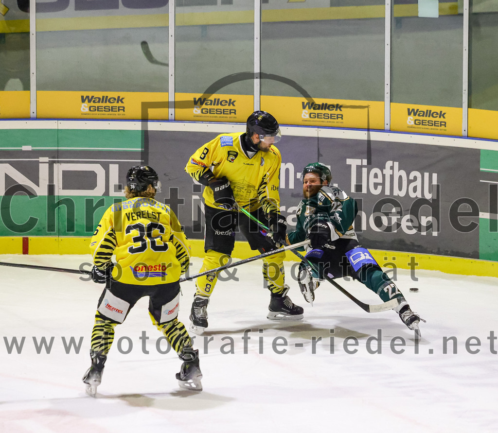 2025-12-28_118_TSV_Erding_gegen_onesto_Tigers_Bayreuth | Erding, Deutschland, 28.12.2025:Eishockey, Oberliga Süd 2025 / 2026, 31. Spieltag, TSV Erding gegen onesto Tigers Bayreuth, Endergebnis: 6:5 n.V.Sam Verelst (onesto Tigers Bayreuth, #36), Jan Pietsch (onesto Tigers Bayreuth, #8), Grady Hobbs (Erding Gladiators, #22)Foto: Christian Riedel / fotografie-riedel.net