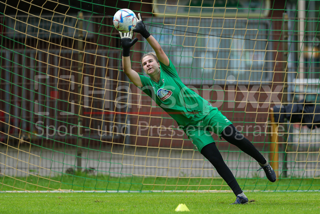 Fussball, Google Pixel Frauen-Bundesliga, Training SV Werder Bremen | v.li.: Hannah Etzold (Torhüterin, Torwart, SV Werder Bremen, 31) pariert den Ball, hält den Ball bei einer Trainingsübung