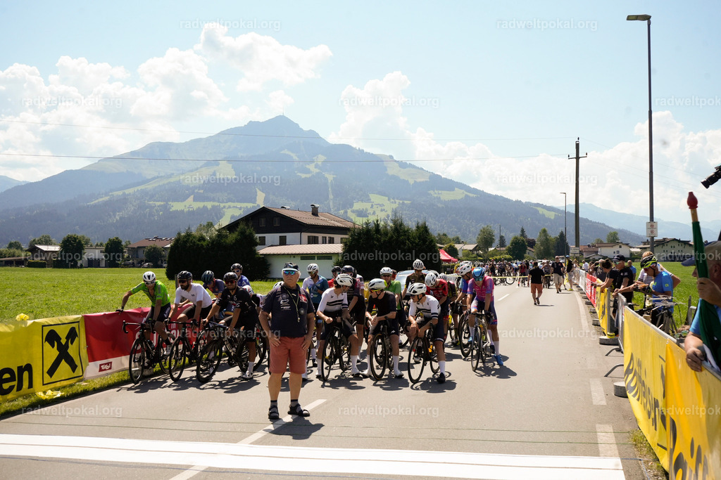 96_20230817_Bewerb_Maenner_Muehlanger | AUT - OESTERREICH, 2023-08-16: SPORT RENNRAD-FAHREN - 55. INTERNATIONALER RADWELTPOKAL IN ST. JOHANN IN TIROL  - Vintage-Radrennen mit WM-Bronze-Medaillen-Siegerin Christina Schweinberger, den Teilnehmer und Alexander Baumann (vom Orginastions-Team) - TAG 2 BEWERB MAENNER IN SECHS GRUPPEN  ; Foto: Roland Muehlanger