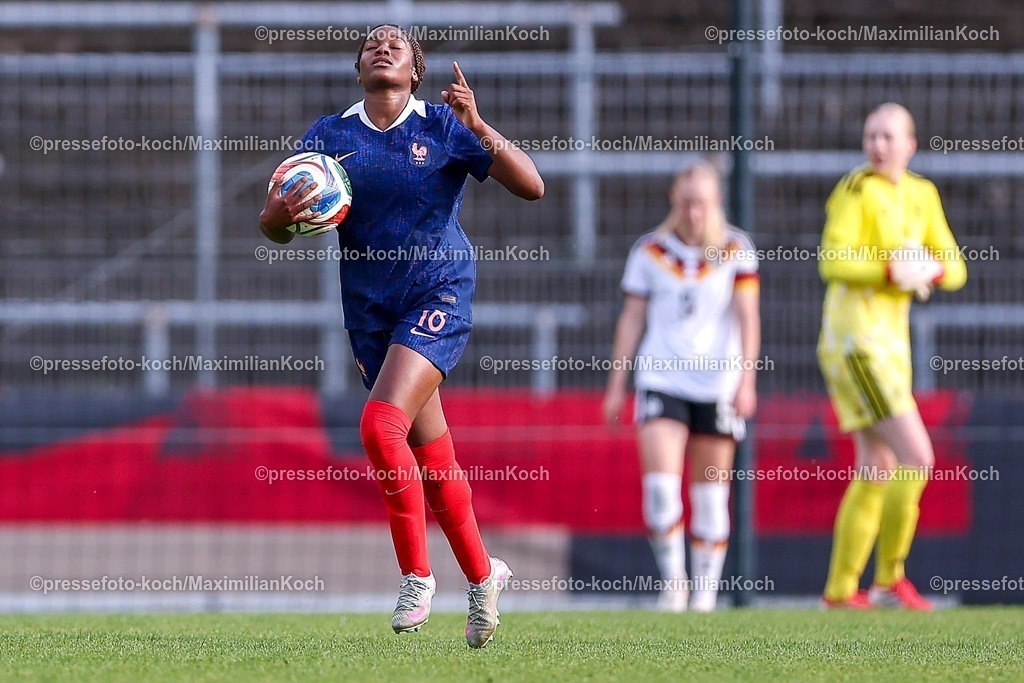 DFB16042601044 | 16.04.2026, Essen, Fußball, UEFA Womens UNDER 19 Championship qualification, Germany - France, Stadion Uhlenkrug, Saison 2025 / 2026: Torjubel nach dem Tor zum 1:1 durch Torschütze Lea Morissaint (Frankreich U19 #18)   DFB regulations prohibit any use of photographs as image sequences and or quasi-video.