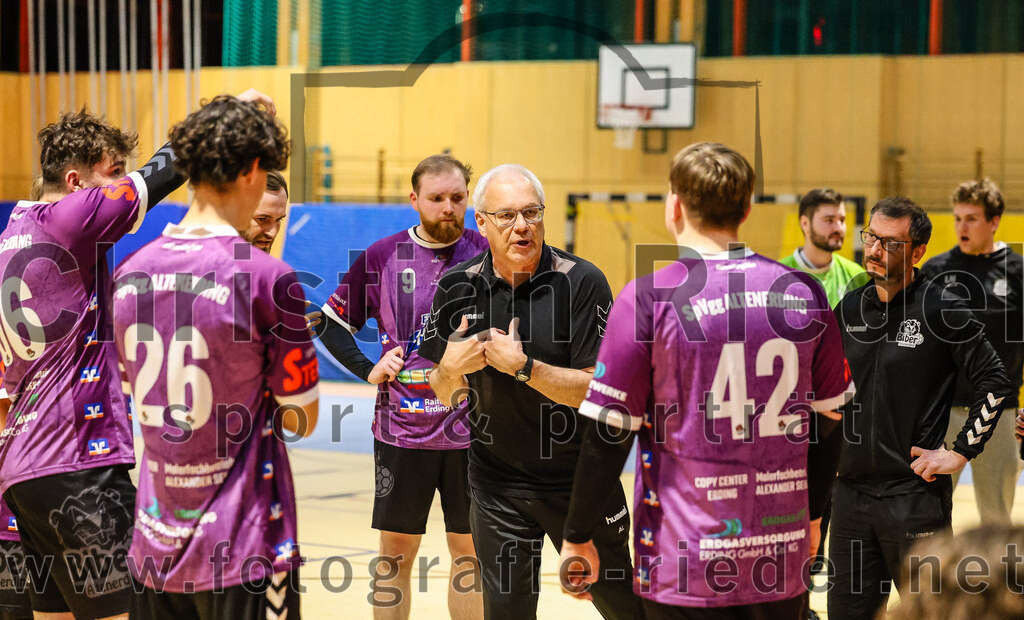 2024-03-23_059_SpVgg_Altenerding_II_gegen_ASV_Dachau_III | Erding, Deutschland, 23.03.2024:
Handball, Bezirksklasse Männer Staffel Süd West 2023 / 2024, 14. Spieltag, SpVgg Altenerding II gegen ASV Dachau III, Endergebnis: 24:32

Julian Kreisig (SpVgg Altenerding, #9), Trainer Alfred Lößl (SpVgg Altenerding), Simon Dybilasz (SpVgg Altenerding, #42)

Foto: Christian Riedel / fotografie-riedel.net