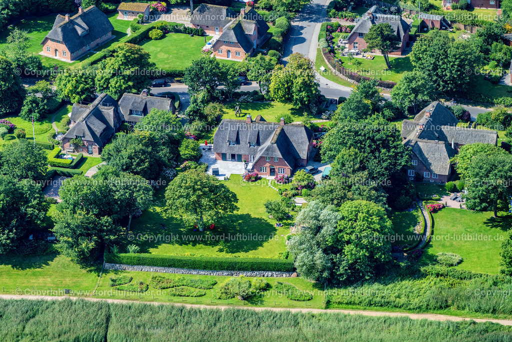 Sylt_Keitum_Kapitänshaus_Am_Wattenmeer_Alter_Kirchweg_ELS_3373130825 | SYLT 13.08.2025 Käpitänshaus Alter Kirchweg am Wattenmeer an der Meeres-Küste in Keitum auf der Insel Sylt im Bundesland Schleswig-Holstein, Deutschland. // View of the sea coast street Am Kliff in Keitum on the island of Sylt in the federal state of Schleswig-Holstein, Germany. Foto: Martin Elsen