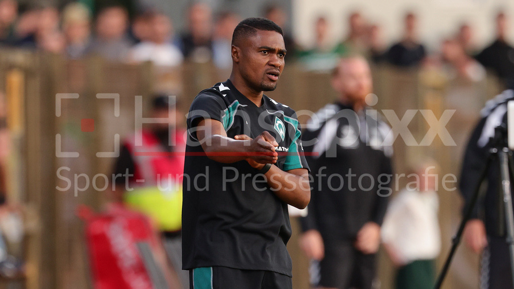 Fussball, Regionalliga Nord, SV Werder Bremen II - VfB Oldenburg | Cedric Makiadi (Trainer, SV Werder Bremen II) gibt Anweisungen, gestikuliert, mit den Armen gestikulieren, ruft, brüllt, schreit, gibt Anweisungen, Portrait, Nahaufnahme, Einzelfoto, Einzelbild