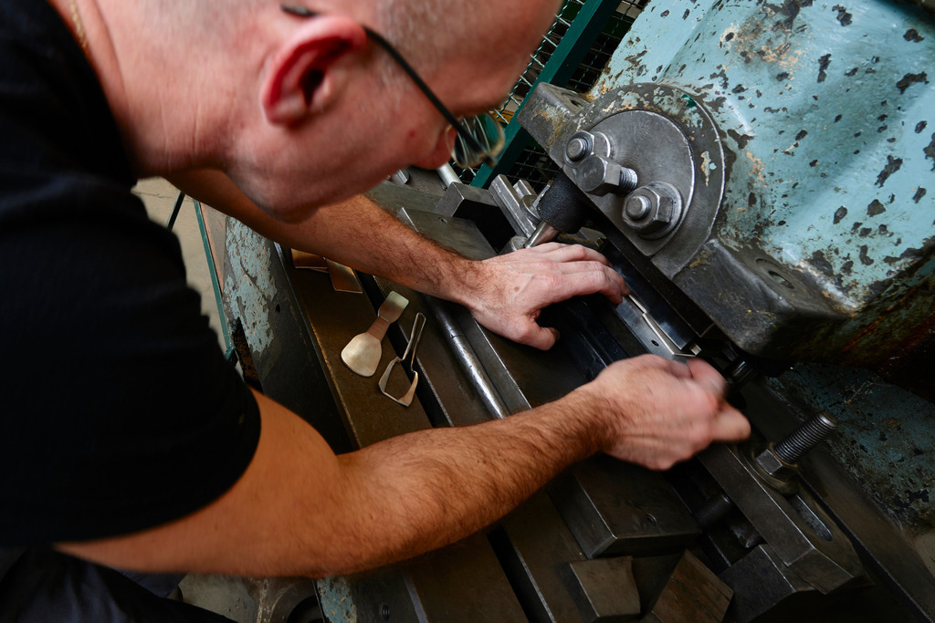 Frantisek Kmet an der Stanzmaschine | Wien, Austria - February 22, 2017: Wiener Silbermanufactur;  Frantisek Kmet an der Stanzmaschine. - Realisiert mit Pictrs.com