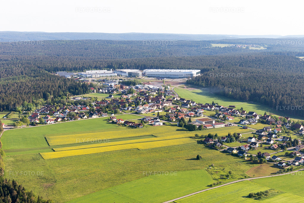 Luftbild: Ortsansicht von Süden in Simmersfeld im Bundesland Baden-Württemberg in Deutschland. Foto: IMG_114355.jpg vom 30.05.2019 durch Werner Riehm/FLY-FOTO.de