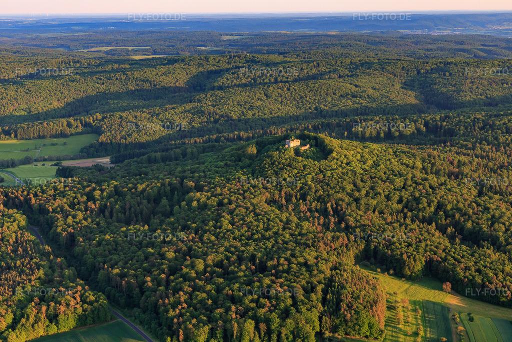 Luftbild: Burgruine Bramberg im Ortsteil Hohnhausen in Burgpreppach im Bundesland Bayern in Deutschland. Foto: IMG_100181.jpg vom 26.05.2017 durch Werner Riehm/FLY-FOTO.deBurg Bramberg