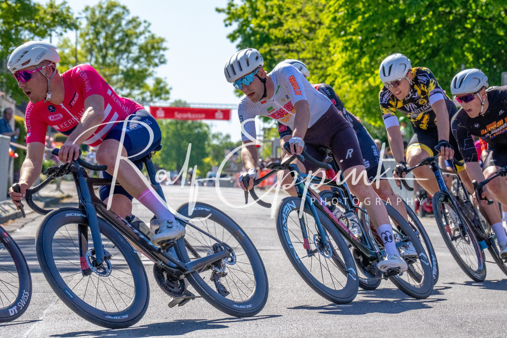 Spurt in den Mai 2026 - Großer Preis der Sparkasse Neuss | Annual one-day road cycling race "Großer Preis der Sparkasse Neuss" held in Büttgen, Germany, organized by VfR Büttgen 1912 e.V. The event features multiple races across all age categories from U11 youth to Elite men. - Realisiert mit Pictrs.com