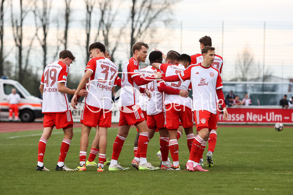 FV Illertissen - FC Bayern Amateure | Jubel der Bayern Amateure nach dem Treffer zum 0-1 durch Timo KERN (FCB #10) / Freude / Happy / Torschuetze / Tor