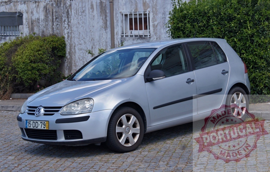 Silver Volkswagen Golf hatchback parked on cobblestone street | Silver Volkswagen Golf hatchback parked outdoors on a cobblestone street - Realisiert mit Pictrs.com