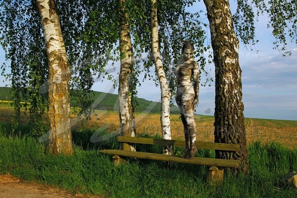 NatureArt-BIRKENBANK_9557b1 | Die Birkenfrau steht auf einer Bank | #002 | Modell: Jana | Foto: Tschiponnique Skupin - Realisiert mit Pictrs.com