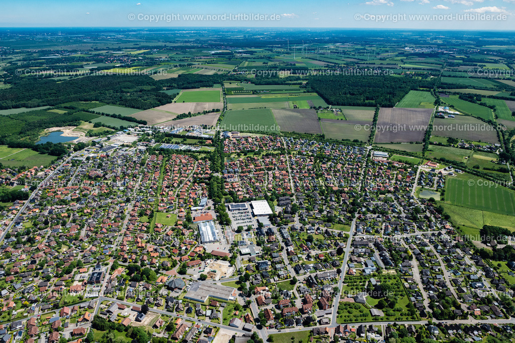 Harsefeld_ELS_6089030622 | HARSEFELD 03.06.2022 Ortsansicht der Straßen und Häuser der Wohngebiete in Harsefeld im Bundesland Niedersachsen, Deutschland. Weiterführende Informationen bei: Landkreis Stade,  Samtgemeinde Harsefeld. // Town View of the streets and houses of the residential areas in Harsefeld in the state Lower Saxony, Germany. Further information at: Landkreis Stade,  Samtgemeinde Harsefeld. Foto: Martin Elsen