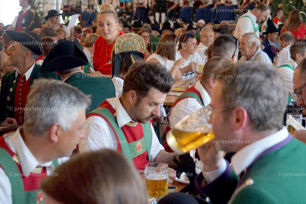 h-news-2023-Juli23-Regimentsschuetzenfest4-Steeg-ZELT-DSC07564 | Info aus dem Bezirk Reutte/Ausserfern Tirol sowie eine umfangreiche Bilddatenbank über die gesamte Region: Lechtal, Talkessel Reutte, Tannheimertal, Zwischentoren. Lech, Plansee, Zugspitze, Grenztunnel, B179, Fernpassstraße, Verkehr, Lawinen, Tradition, - Realisiert mit Pictrs.com