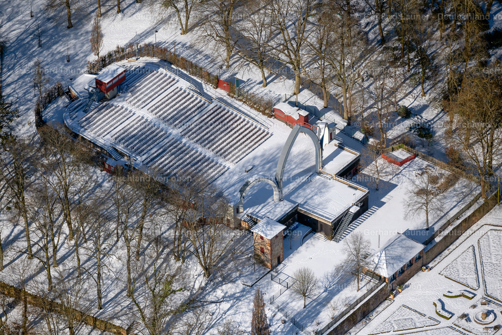 4043533 | MARBURG 13.02.2021 Winterlich schneebedeckte Konstruktion des Bauwerkes der Freilicht- Bühne " Schlossparkbühne Marburg " in Marburg im Bundesland Hessen, Deutschland.