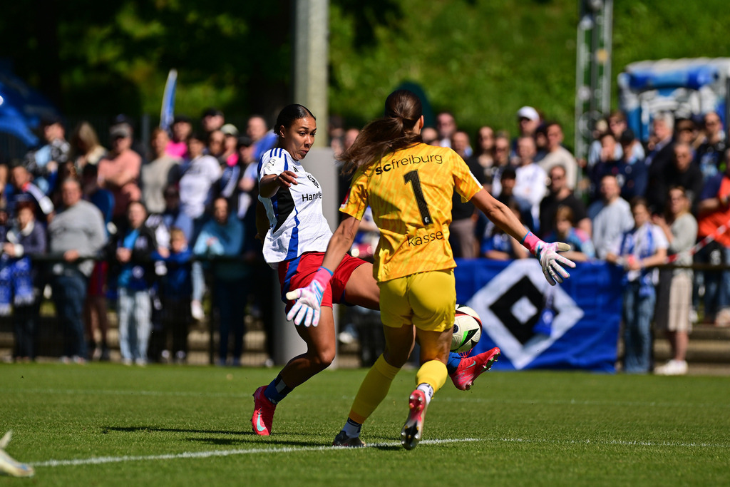 Fußball I Frauen I Saison 2024-2025 I 2. Bundesliga I 25. Spieltag I Hamburger SV - SC Freiburg II | Melina Krüger (9, Hamburger SV) Julia Kassen (1, SC Freiburg II) - Realisiert mit Pictrs.com
