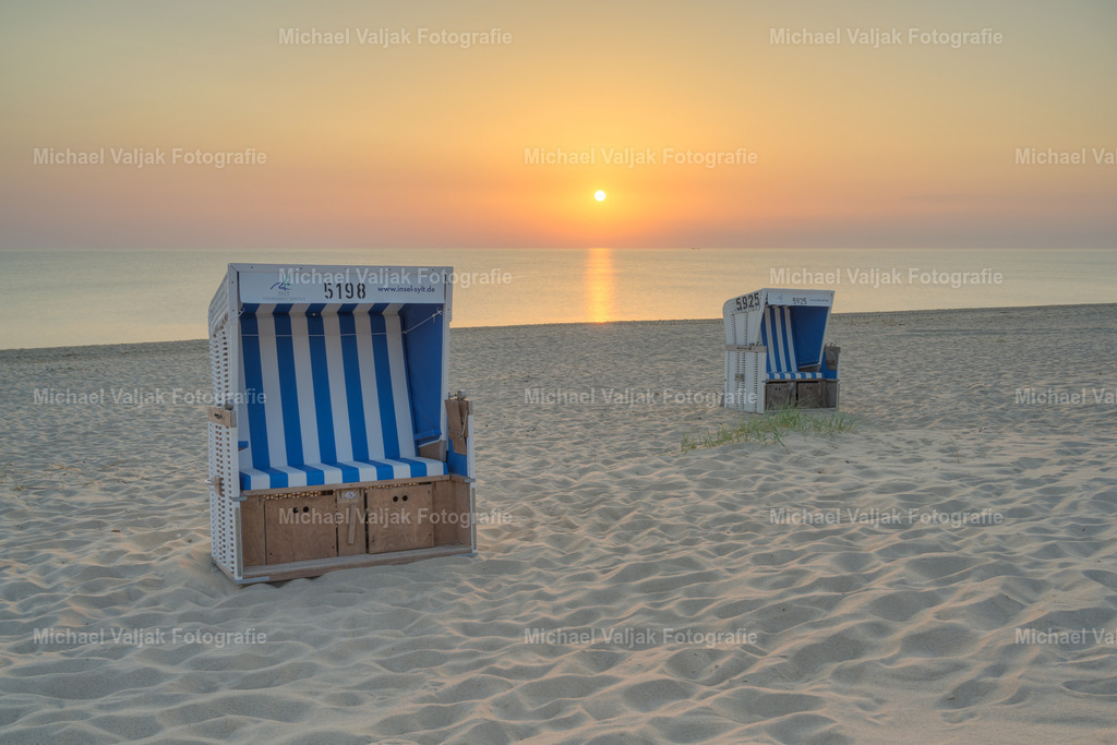 Strandkörbe in Rantum auf Sylt bei Sonnenuntergang | Wenn Sie einen romantischen und entspannten Urlaub an der Nordsee suchen, sollten Sie unbedingt die Strandkörbe in Rantum auf Sylt besuchen. Diese gemütlichen und wetterfesten Körbe bieten Ihnen einen perfekten Platz, um den Sonnenuntergang über dem Meer zu genießen. Sie können sich in die weichen Polster kuscheln, ein Glas Wein trinken oder einfach nur die Ruhe und Schönheit der Natur bewundern. - Realisiert mit Pictrs.com