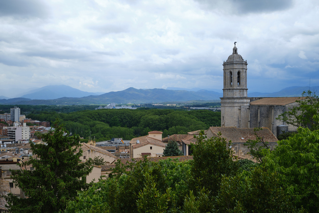 Blick von der alten Stadtmauer auf die Kathedrale | Girona, Spanien - May 07, 2024: Blick von der alten Stadtmauer auf die Kathedrale. - Realisiert mit Pictrs.com
