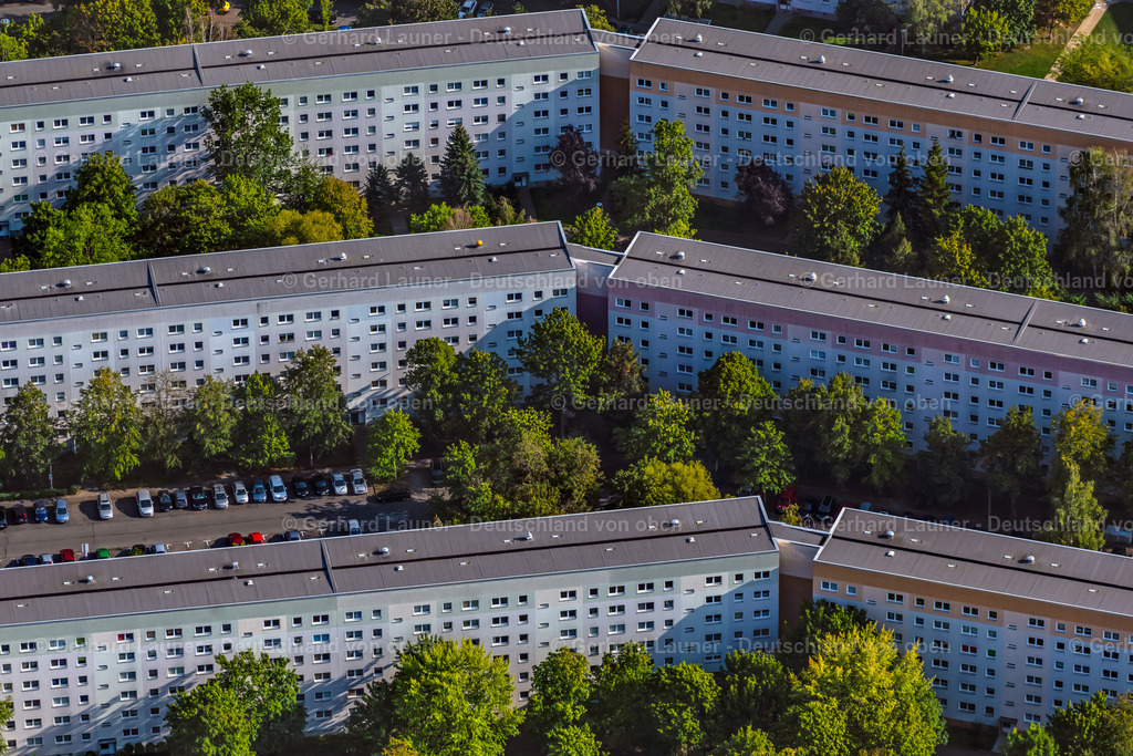 4040134 | LEIPZIG 14.09.2020 Hochhäuser im Wohngebiet einer industriell gefertigten Plattenbau- Siedlung an der Ringstraße im Ortsteil Lausen-Grünau in Leipzig im Bundesland Sachsen, Deutschland. // Skyscrapers in the residential area of industrially manufactured settlement on Ringstrasse in the district Lausen-Gruenau in Leipzig in the state Saxony, Germany. Foto: Gerhard Launer