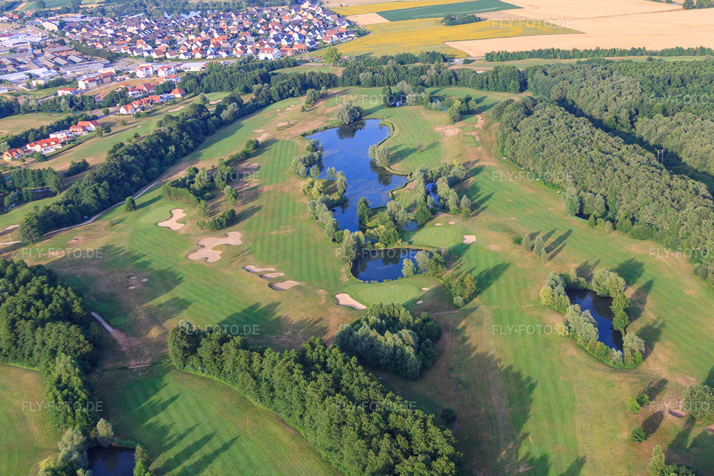 Luftbild: Teiche und Greens am Golfclub Soufflenheim Baden-Baden in Soufflenheim im Bundesland Bas-Rhin in Frankreich. – Foto: IMG_30485.jpg vom 09.07.2010 durch Werner Riehm/FLY-FOTO.de – Auflösung des Originals: 4752 x 3168 px