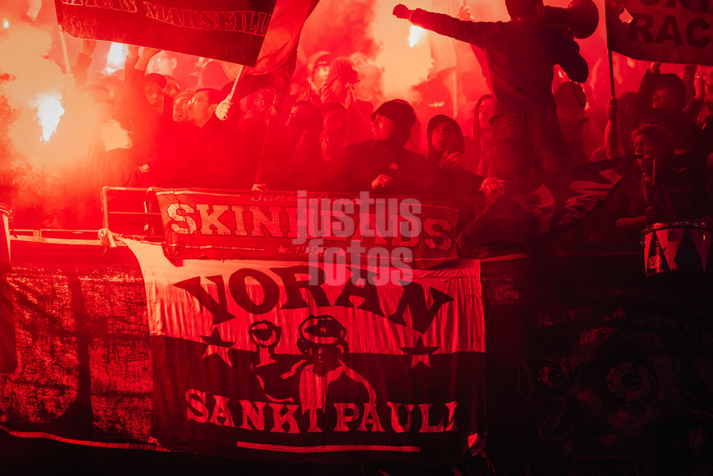 Fußball | Herren | Saison 2023/2024 | Play-Offs Europa League | FC Shakhtar Donetsk (UKR) vs. Olympique Marseille (FRA) | 15.02.2024 | St. Pauli Fans mit einem Banner im Fanblock von Olympique Marseille