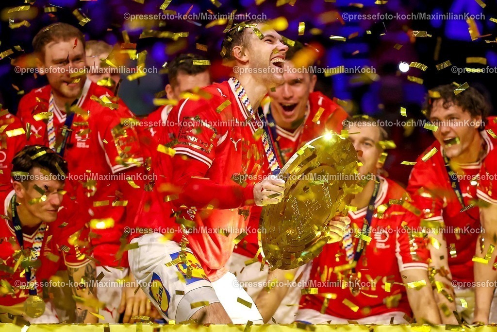 EHF01022602154 | 01.02.2026, Handball, Men's EHF EURO 2026, Deutschland - Dänemark, Jyske Bank Boxen in Herning, Final: Dänemark  ist Europameister. Die Mannschaft feiert den Sieg jubelnd auf dem Spielfeld.   Mathias Gidsel (Denmark #19)  jubelnd mit der Trophy Meisterschale in der Hand bei der Siegerehrung