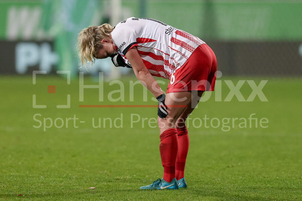 Fussball, Google Pixel Frauen-Bundesliga, VfL Wolfsburg - SC Freiburg | Greta Stegemann (SC Freiburg, 16) enttäuscht über die Niederlage, Enttäuschung nach dem Schlusspfiff, Abpfiff, Highlight, Verlierer, verloren, Frustration, pessimistisch, traurig, DIE DFB-RICHTLINIEN UNTERSAGEN JEGLICHE NUTZUNG VON FOTOS ALS SEQUENZBILDER UND/ODER VIDEOÄHNLICHE FOTOSTRECKEN. DFB REGULATIONS PROHIBIT ANY USE OF PHOTOGRAPHS AS IMAGE SEQUENCES AND/OR QUASI-VIDEO.