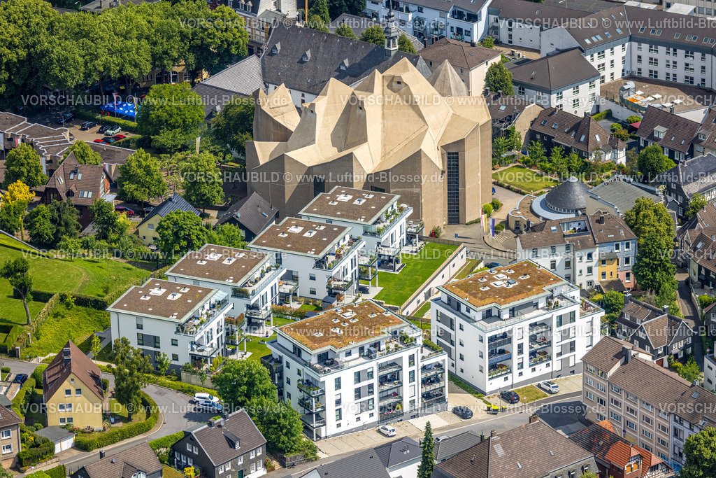 Velbert250600952Neviges | Luftbild, Mariendom und futuristische Dachkonstruktion der kath. Kirche, Franziskanerkloster Hardenberg mit kath. Pfarrkirche St. Mariä Empfängnis, Rundbau Pfarrzentrum Glocke, Baustelle mit Neubau von Mehrfamilienhäusern auf dem ehemaligen Krankenhausgrundstück, Neviges, Velbert, Ruhrgebiet, Nordrhein-Westfalen, Deutschland