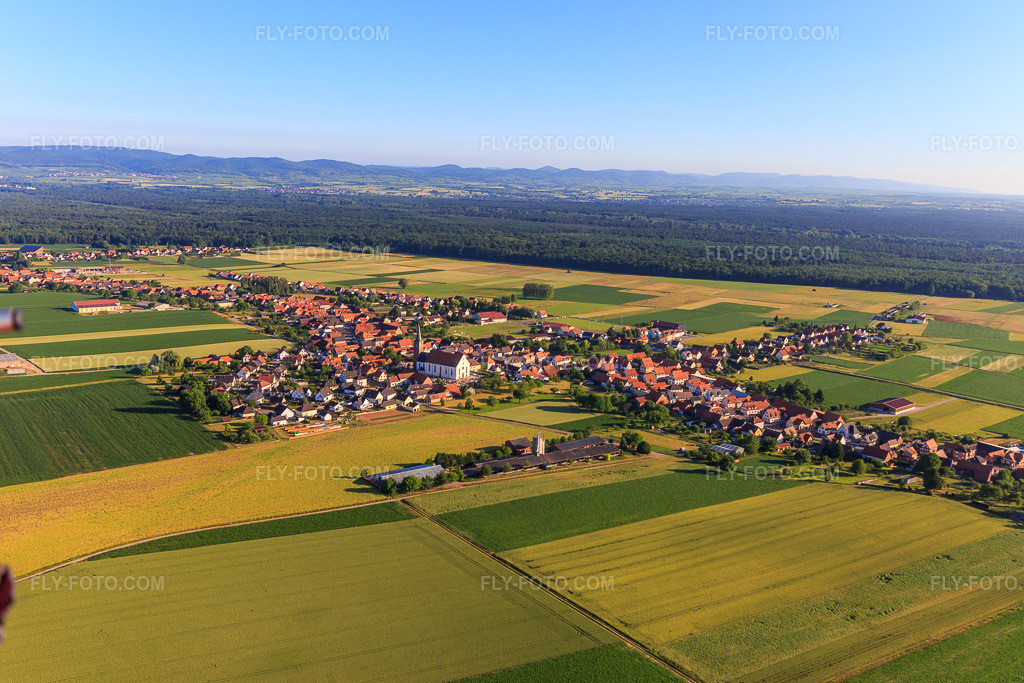 Aerial view: View of the town from the northwest in Schleithal in the state Bas-Rhin, France. – Photo: IMG_100966.jpg taken on 06/17/2017 by Werner Riehm/FLY-FOTO.com – Resolution of the original: 5472 x 3648 px
