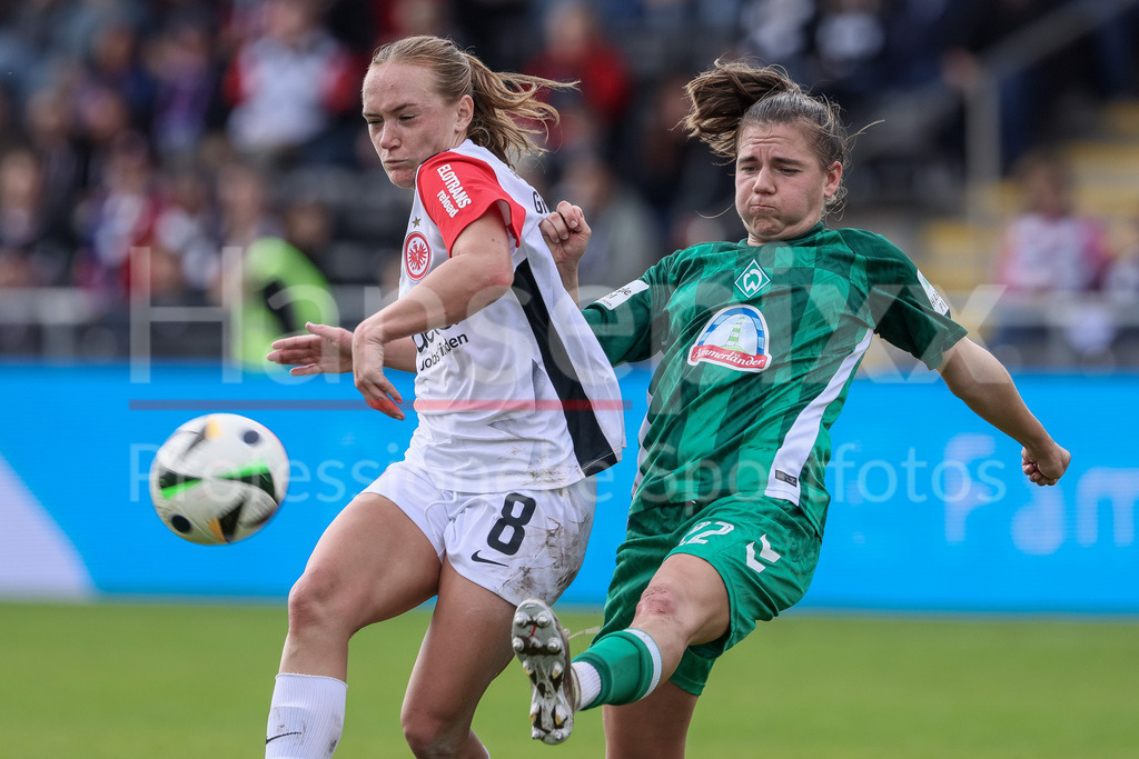 Fussball, Google Pixel Frauen-Bundesliga, Eintracht Frankfurt - SV Werder Bremen | v.li.: Lisanne Gräwe (Eintracht Frankfurt,8) und Rieke Dieckmann (SV Werder Bremen, 22) im Zweikampf, Duell, Dynamik, Aktion, Action, Spielszene, DIE DFB-RICHTLINIEN UNTERSAGEN JEGLICHE NUTZUNG VON FOTOS ALS SEQUENZBILDER UND/ODER VIDEOÄHNLICHE FOTOSTRECKEN. DFB REGULATIONS PROHIBIT ANY USE OF PHOTOGRAPHS AS IMAGE SEQUENCES AND/OR QUASI-VIDEO.