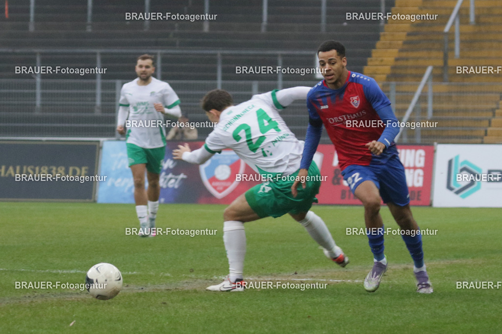 15.11.2025 KFC Uerdingen - SPVG Schonnebeck | Krefeld, Deutschland, 15.11.2025: Noah Eliah Tomson (KFC Uerdingen) und Noah Kloth (Spvg Schonnebeck) im Kampf um den Ball während des Oberliga Niederrhein Spiels zwischen KFC Uerdingen  - Spvg Essen Schonnebeck am 15.11. 2025 im Krefelder Grotenburg - Stadion in Krefeld, Deutschland. (Foto Ralph Görtz / Brauer-Fotoagentur)