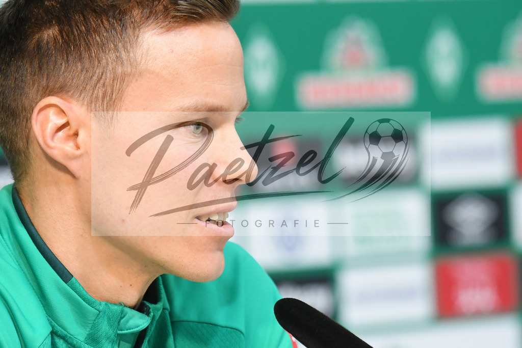 20200129_PKSVWB_0009 | Fußball, Herren: Niklas Moisander (SV Werder Bremen) schaut bei der Pressekonferenz des SV Werder Bremen am 29.01.2020 im wohninvest Weserstadion in Bremen, Deutschland.(Foto von Nico Paetzel) - Realisiert mit Pictrs.com