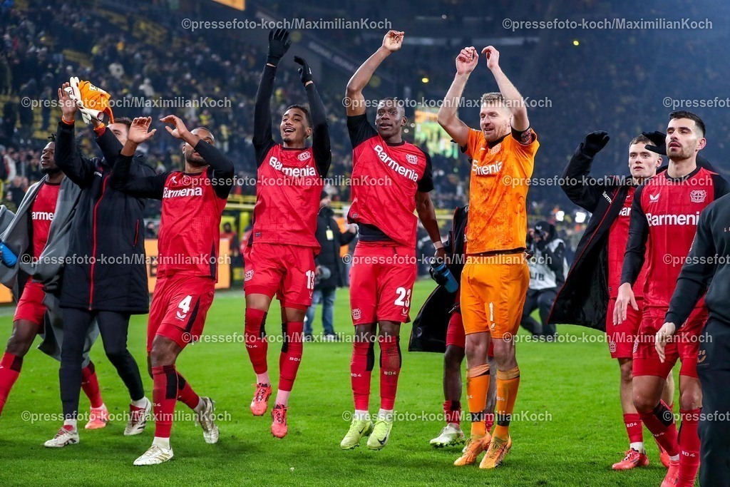 BVB10012501145 | 10.01.2025, Fußball, Borussia Dortmund - Bayer 04 Leverkusen, 1. Fußball Bundesliga, 16. Spieltag, Signal Iduna Park, Saison 2024 2025: Abschlussjubel nach dem 3:2 Sieg für Bayer Leverkusen. Die Mannschaft steht glücklich vor den Fans und bedankt sich zusammen für die Unterstützung. Im Bild Jonathan Tah (Bayer04 Leverkusen #4), Arthur (Bayer04 Leverkusen #13), Nordi Mukiele (Bayer04 Leverkusen #23), Torwart Lukas Hradecky (Bayer04 Leverkusen #1), DFB regulations prohibit any use of photographs as image sequences and or quasi-video.