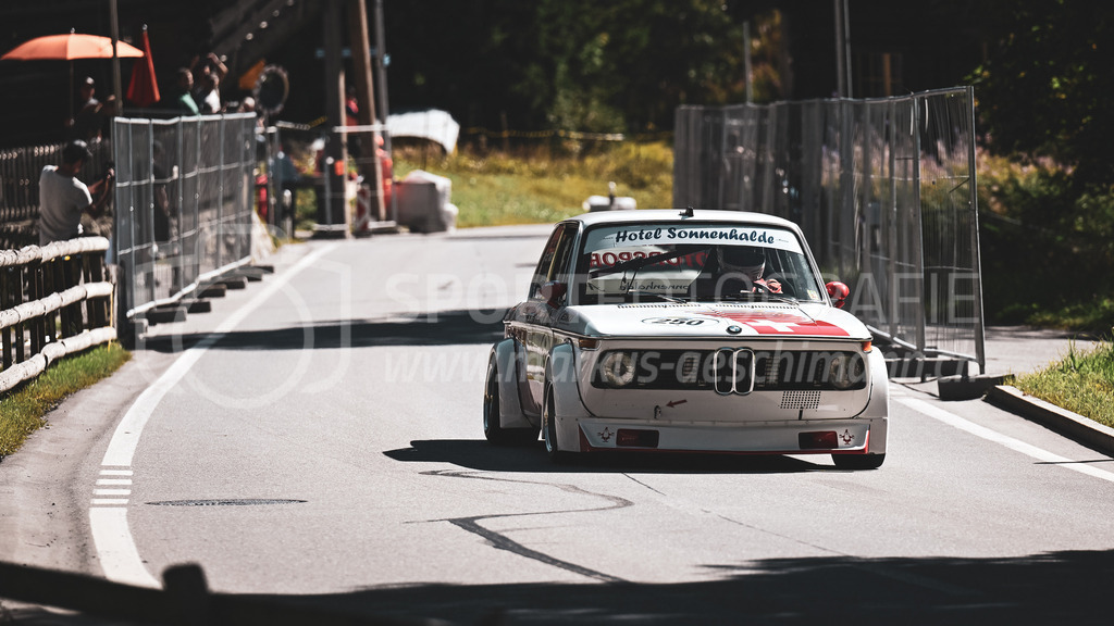 19. Arosa ClassicCar 2023 - 2. September 2023 | 19. Arosa ClassicCar 2023
Arosa, Schweiz
Thalmann Hanspeter aus Baar mit der Startnummer 250 in einem BMW 2002 tii, Jahrgang 1972, in der Klasse Classic Trophy.
@arosaclassiccar, @arosa.official, #arosaclassiccar, #arosa, #76curves, #classiccar
Bild: Sportfotografie Markus Aeschimann | www.markus-aeschimann.ch - Realisiert mit Pictrs.com