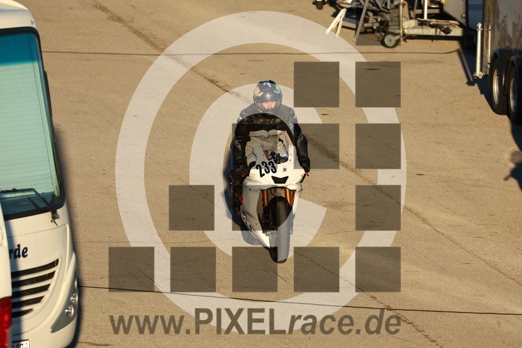 0233-20241228_13866 | Schöne Erinnerungen an spannende Momente - das festzuhalten ist unser Job. PIXELrace.de ist seit 2003 auf den Rennstrecken Europas unterwegs um die Action draußen beim Fahren und die wunderbare Stimmung imm Fahrerlager für euch einzufangen.