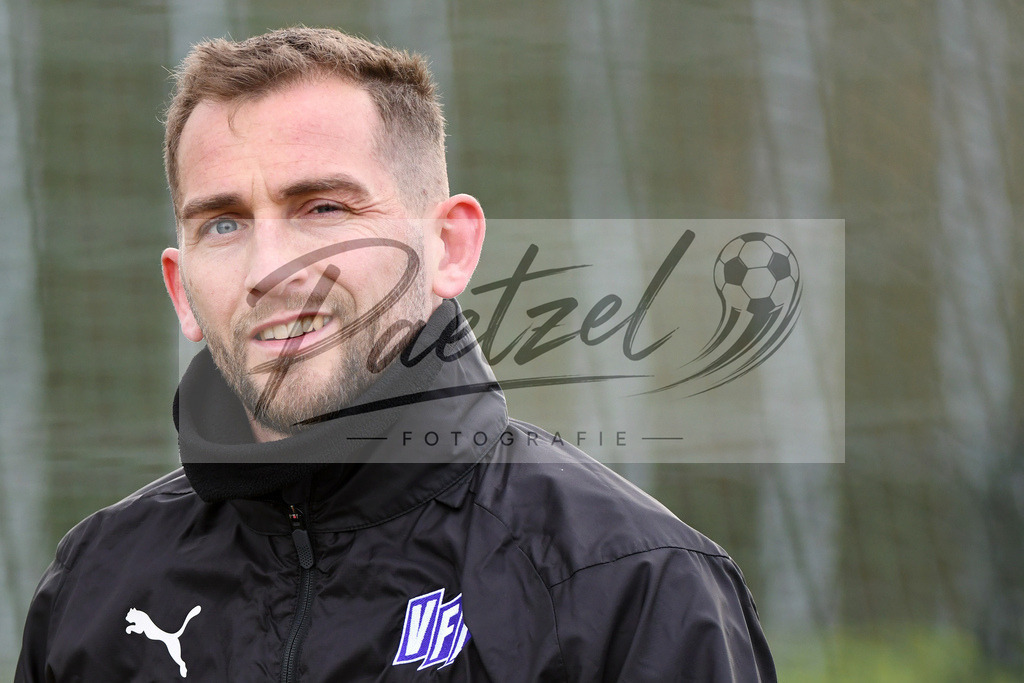 20200221_TRAOSN_0026 | Fussball, Herren: Marc Heider (VfL Osnabrueck) schaut waehrend der Trainingseinheit des VfL Osnabrueck im Sportpark Illoshoehe am 21.02.2020 in Osnabrueck, Deutschland. - Realisiert mit Pictrs.com