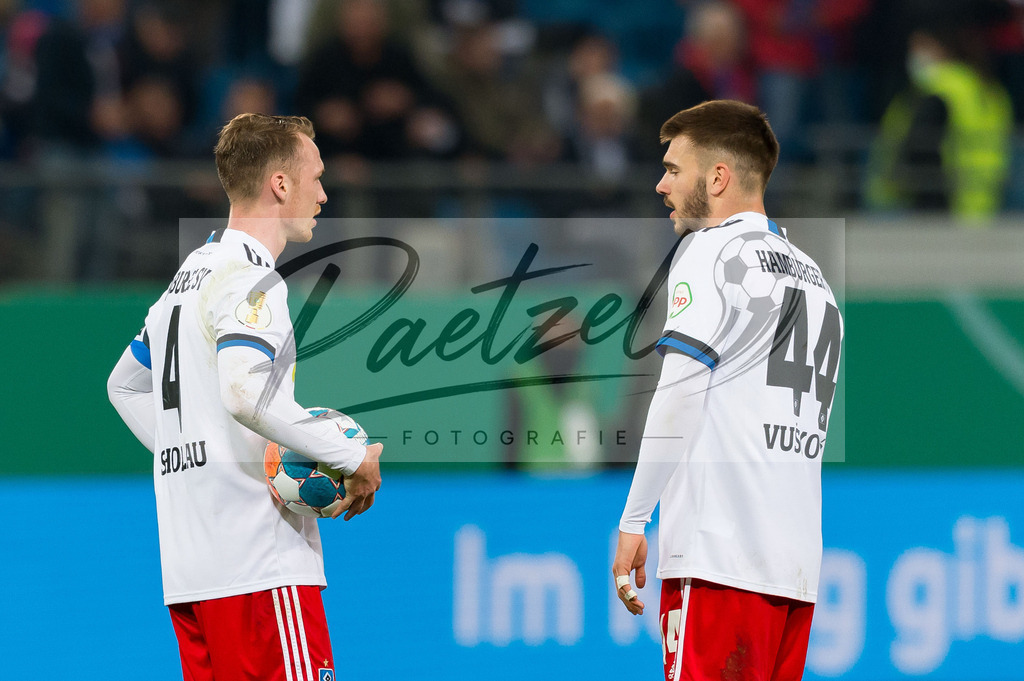 HSVSCF20220419_234 | Fussball, Herren: Sebastian Schonlau (Hamburger SV) und Mario Vuskovic (Hamburger SV) enttaeuscht beim DFB-Pokal-Halbfinalspiel zwischen Hamburger SV und SC Freiburg im Volksparkstadion am 19.04.2022 in Hamburg, Deutschland.DFB / DFL REGULATIONS PROHIBIT ANY USE OF PHOTOGRAPHS AS IMAGE SEQUENCES AND/OR QUASI-VIDEO. - Realisiert mit Pictrs.com