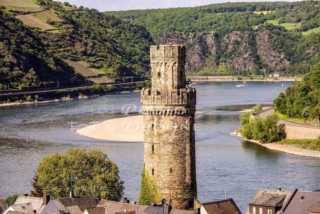 Oberwesel-7292 | Der Ochsenturm ist eins der weithin sichtbaren Wahrzeichen vion Oberwessel. Er steht unmittelbar an der Bundesstraße 9, die an Oberwesel vorbei führt. - Realisiert mit Pictrs.com