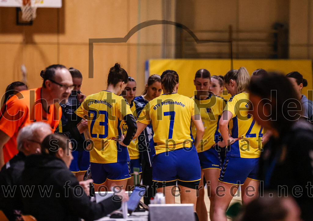 2025-02-15_095_SpVgg_Altenerding_gegen_MTV_Pfaffenhofen | Erding, Deutschland, 15.02.2025:Handball, Bezirksoberliga Frauen Altbayern 2024 / 2024, 14. Spieltag, SpVgg Altenerding gegen MTV Pfaffenhofen, Endergebnis: 27:23Dzanita Mulalic (MTV Pfaffenhofen, #23), Caroline Fenner (MTV Pfaffenhofen, #7), Daniela Reiher (MTV Pfaffenhofen, #22)Foto: Christian Riedel / fotografie-riedel.net
